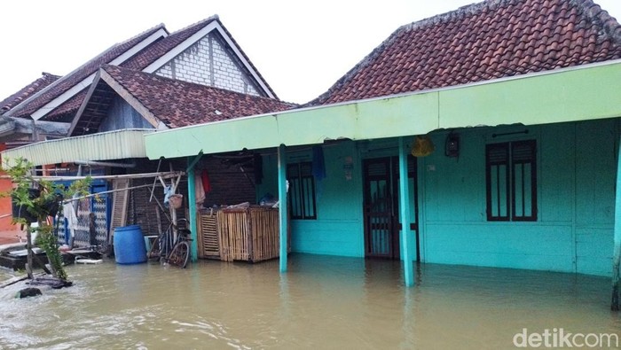 Sejumlah rumah di Gresik yang kebanjiran hingga setinggi 1 meter akibat tanggul jebol