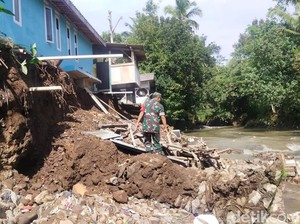 5 Rumah di Cianjur Nyaris Ambruk Akibat Longsor