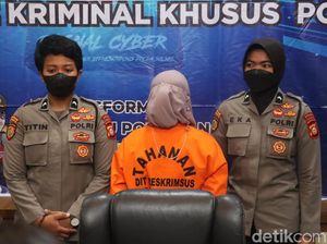 Wanita Bos Travel-Foto di Billboard Makassar Janji Korban Trip Murah ke Eropa