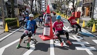 Dalam perlombaan ini, tim beranggotakan tiga orang bertarung selama dua jam untuk menyelesaikan putaran sebanyak mungkin dalam jarak 200 meter.  