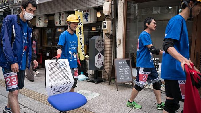 Serunya Balapan Pakai Kursi Kantor di Jalanan Jepang ICHINOMIYA, JAPAN - OCTOBER 22: A racer riding on an office chair competes during the ISU-1 Grand Prix on October 22, 2022 in Ichinomiya, Japan. The ISU-1 Grand Prix, or