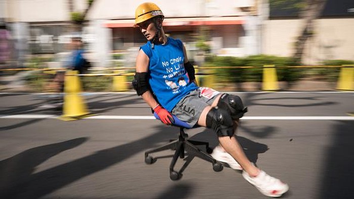 ICHINOMIYA, JAPAN - OCTOBER 22: A racer riding on an office chair competes during the ISU-1 Grand Prix on October 22, 2022 in Ichinomiya, Japan. The ISU-1 Grand Prix, or 