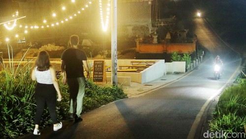 Shortcut Canggu saat malam hari masih tetap ramai dilalui oleh pengguna sepeda motor ataupun mobil. Jalan ini dibangun dengan memotong areal persawahan di daerah Canggu, Bali.