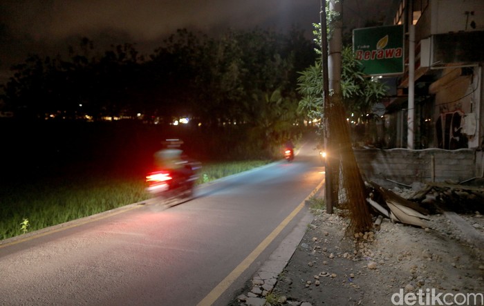 Shortcut Canggu saat malam hari masih tetap ramai dilalui oleh pengguna sepeda motor ataupun mobil. Jalan ini dibangun dengan memotong areal persawahan di daerah Canggu, Bali.