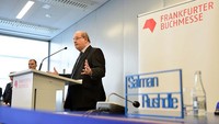 Dilansir Britannica, Salman Rushdie lahir di Mumbai, India, 19 Juni 1947. Menurut BBC, saat berusia 14 tahun, Salman dikirim ke Inggris dan bersekolah di kota Rugby. (Thomas Lohnes/Getty Images)