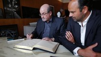 Kemudian, dia memperoleh gelar kehormatan dalam sejarah di Kings College yang bergengsi di Cambridge. Salman akhirnya resmi menjadi warga negara Inggris dan bekerja sementara sebagai aktor hingga copywriter iklan, sambil menulis novel. (Charly Triballeau/AFP/Getty Images)