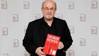 Salman adalah salah satu penulis Inggris terkenal dan sukses sepanjang masa, dengan novel keduanya, Midnights Children dan memenangkan Booker Prize yang terkenal pada tahun 1981. Lalu, muncul novel ketiga Rushdie, Shame, yang dirilis pada tahun 1983 dan berkisah tentang Pakistan. Empat tahun kemudian, dia menulis The Jaguar Smile, sebuah catatan perjalanan di Nikaragua. (Tolga Akmen/AFP/Getty Images)