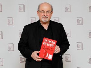 Salman Rushdie Hadiri Pesta di New York Usai Ditikam Berkali-kali