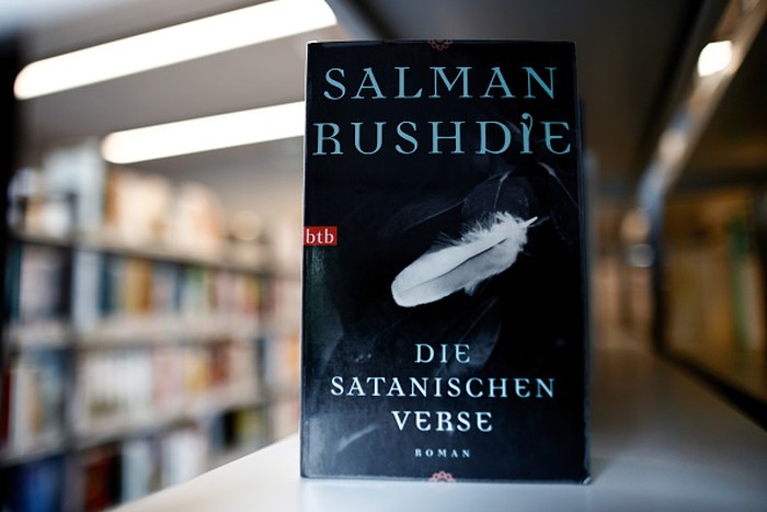 Sosok Salman Rushdie, Novelis Kontroversial yang Ditikam Hingga Buta Sebelah 23 August 2022, Berlin: The book The Satanic Verses by Salman Rushdie, stands on a shelf in a library. In view of the assassination attempt on the writer Salman Rushdie last week in the USA, the next edition of the Literary Quartet will talk about his work The Satanic Verses. The upcoming edition of the literature program will be broadcast on ZDF on Aug. 26, 2022. Photo: Carsten Koall/dpa (Photo by Carsten Koall/picture alliance via Getty Images)