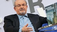 Salman Rushdie merupakan novelis yang ditusuk oleh orang tak dikenal di New York, Amerika Serikat (AS). Salman Rushdie ditusuk pada Jumat (12/8/2022) malam waktu setempat. Salman adalah penulis novel berjudul Ayat-ayat Setan atau The Satanic Verses. (Hannelore Foerster/Getty Images)