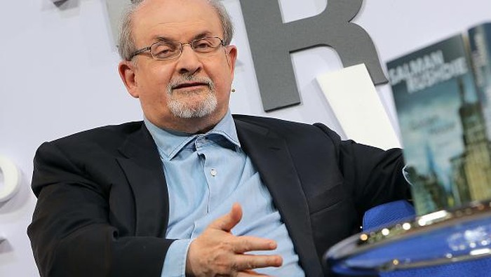 FRANKFURT AM MAIN, GERMANY - OCTOBER 12:  Author Salman Rushdie at the Blue Sofa at the 2017 Frankfurt Book Fair (Frankfurter Buchmesse) on October 12, 2017 in Frankfurt am Main, Germany. The 2017 fair, which is among the world's largest book fairs, will be open to the public from October 11-15.  (Photo by Hannelore Foerster/Getty Images)