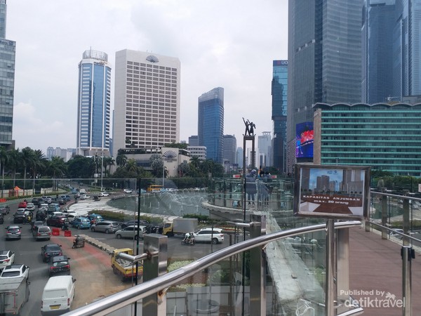 Untuk anjungan hanya diperbolehkan untuk 20 orang, jadi cari waktu yang tidak terlalu ramai ya