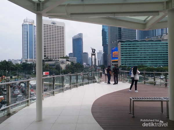 Untuk bisa menikmati anjungan, kita harus masuk ke halte dan membayar tiket masuk transjakarta