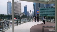 Untuk bisa menikmati anjungan, kita harus masuk ke halte dan membayar tiket masuk transjakarta