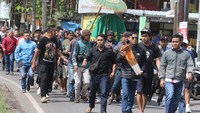 Warga dan suporter tim Arema FC (Aremania) menggotong jenazah Farzah Dwi Kurniawan untuk dimakamkan di Tempat Pemakaman Umum (TPU) Sudimoro, Malang, Jawa Timur, Senin (24/10/2022).