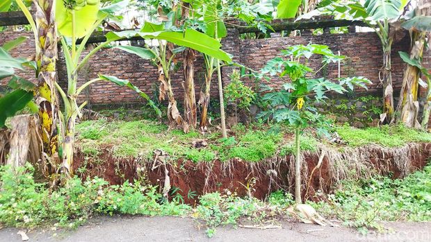 Kondisi terbaru jalur penghubung antara Mranggen dan Ungaran yang longsor sejak bulan Februari 2022 kali