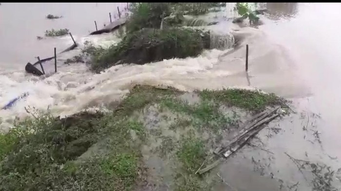 Tanggul jebol di Sungai Ingas Bojonegoro