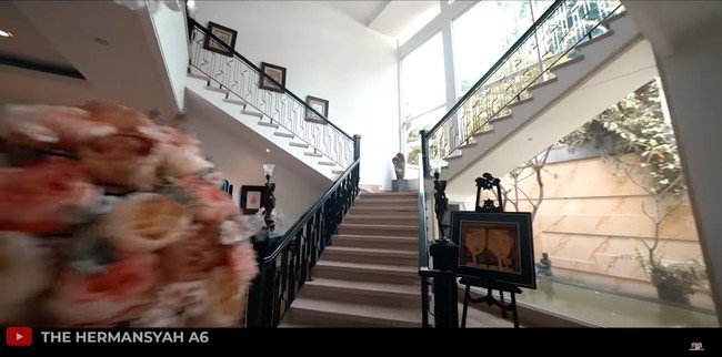 Tak seperti tempat kerja, Tasya Farasya memang sengaja mendesainnya seperti rumah yang terdiri dari 2 lantai. Hal itu dikarenakan pekerjaan Tasya sebagai beauty iinfluencer yang membutuhkan banyak ruangan serta latar seperti berada di rumah. Foto: YouTube/The Hermansyah A6