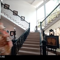 Tak seperti tempat kerja, Tasya Farasya memang sengaja mendesainnya seperti rumah yang terdiri dari 2 lantai. Hal itu dikarenakan pekerjaan Tasya sebagai beauty iinfluencer yang membutuhkan banyak ruangan serta latar seperti berada di rumah. Foto: YouTube/The Hermansyah A6