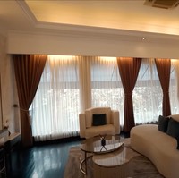 Ruangan kamar tidur di rumah tempat kerja Tasya Farasya itu tampak begitu luas dan mewah dengan lampu berwarna kuning. Bak hotel bintang 5, fasilitas di kamar tersebut juga cukup lengkap. Terdapat sebuah televisi sofa berwarna putih yang diletakkan di depan tempat tidurnya. Foto: YouTube/The Hermansyah A6