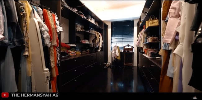 Di dalam rumah tempat kerjanya itu Tasya Farasya juga memiliki ruangan untuk menyimpan wardrobe miliknya. Beragam pakaian, tas, hingga sepatu tampak tersimpan rapih di ruangan tersebut. Foto: YouTube/The Hermansyah A6