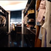 Di dalam rumah tempat kerjanya itu Tasya Farasya juga memiliki ruangan untuk menyimpan wardrobe miliknya. Beragam pakaian, tas, hingga sepatu tampak tersimpan rapih di ruangan tersebut. Foto: YouTube/The Hermansyah A6