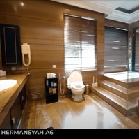 Tak kalah mewah, begini penampakan kamar mandi di rumah tempat kerja Tasya Farasya. Didominasi dengan warna coklat, kamar mandinya itu bak hotel bintang 5 yang luas dan mewah. Beragam fasilitas seperti hair dryer, tempat untuk berendam, dan wastafel tampak tersedia di kamar mandinya itu. Foto: YouTube/The Hermansyah A6