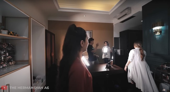 Kalau yang satu ini adalah ruangan tempat kerja Tasya, di mana dirinya biasa membuat review-review produk kosmetik kecantikan. Seperti yang terlihat, ruangan tersebut tampak dipenuhi dengan beragam produk-produk kecantikan, seperti makeup, skincare, dan juga parfum. Foto: YouTube/The Hermansyah A6