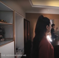 Kalau yang satu ini adalah ruangan tempat kerja Tasya, di mana dirinya biasa membuat review-review produk kosmetik kecantikan. Seperti yang terlihat, ruangan tersebut tampak dipenuhi dengan beragam produk-produk kecantikan, seperti makeup, skincare, dan juga parfum. Foto: YouTube/The Hermansyah A6