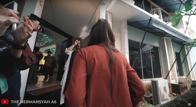 Melalui YouTube channel The Hermansyah A6 yang bertajuk Keliling Sambil Curhat di Rumah Baru Tasya Farasya!!, Tasya Farasya tampak memamerkan rumah barunya. Tasya sendiri mengatakan jika rumah barunya itu saat ini dijadikan sebagai tempat kerjanya. Untuk tempat tinggal, ia bersama suami dan anaknya sendiri masih tinggal di rumah sang ibu. Foto: YouTube/The Hermansyah A6