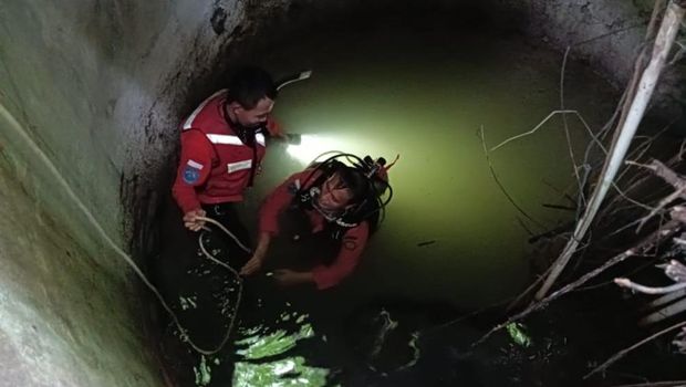 Tim SAR saat melakukan pencarian terhadap balita 2 tahun di Manado yang hilang secara misterius.