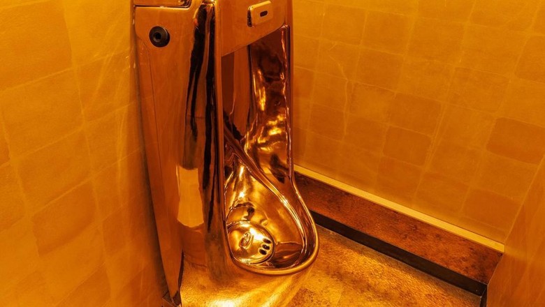 Toilet emas di Okumanchoja Jepang Toilet emas di Okumanchoja Jepang