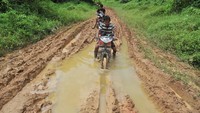 Dusun Semerantihan berjarak sekitar 36 kilometer dari pusat pemerintahan desa dengan akses jalan yang rusak dan membutuhkan perhatian pemerintah.