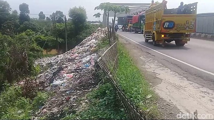 Tumpukan sampah di pinggir jalan Pantura Subang.