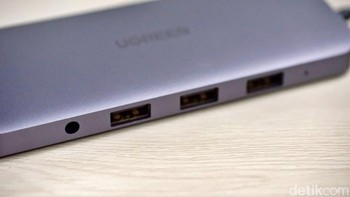 Terdapat port jack audio 3,5 mm menemani 3 port USB Type A. Foto: Adi Fida Rahman/detikINET