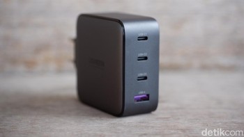 Dua port USB Type C di bagian atas mendukung 100W. Sementara port USB Type C ketiga serta USB Type A mendukung 22,5W. Foto: Adi Fida Rahman/detikINET