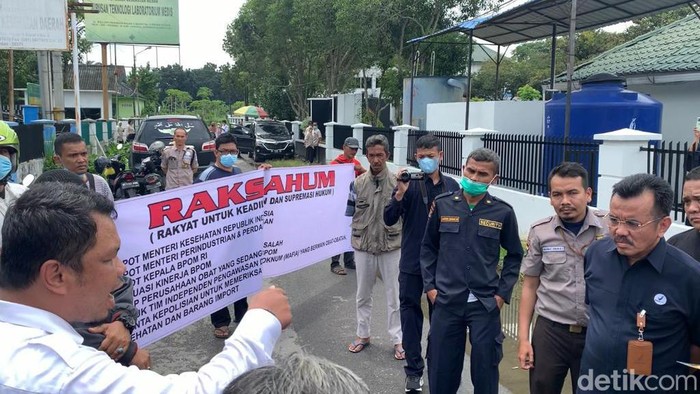 Unjuk rasa warga di BPOM Medan.