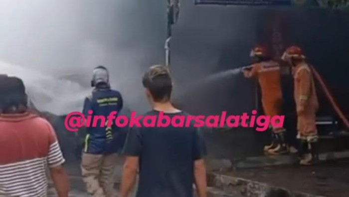 Video mobil terbakar di Sruwen, Semarang, Senin (24/10/2022).