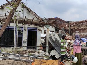 Tolong! Korban Puting Beliung Sidoarjo Butuh Terpal Tutup Atap yang Rusak
