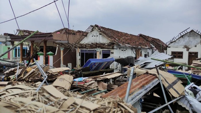 warga dusun kemlaten mulai membersihkan puing-puing dan memperbaiki rumah yang rusak dampak puting beliung sidoarjo