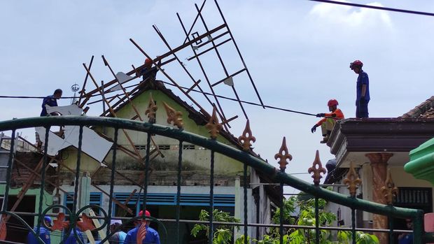warga dusun kemlaten mulai membersihkan puing-puing dan memperbaiki rumah yang rusak dampak puting beliung sidoarjo