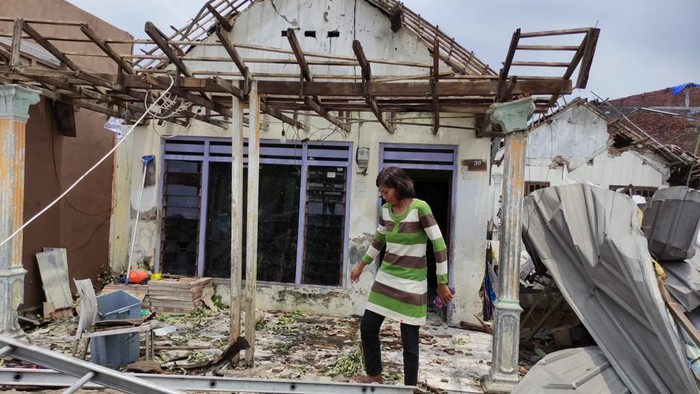 warga dusun kemlaten mulai membersihkan puing-puing dan memperbaiki rumah yang rusak dampak puting beliung sidoarjo