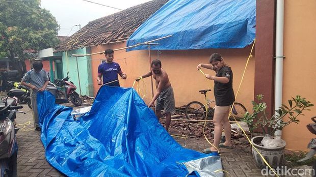 Warga Dusun Mlaten terdampak puting beliung membeli dan memasang terpal sendiri untuk menutupi atap rumah
