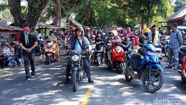 Warga Kecamatan Telluwanua, Palopo, Sulsel menggelar demo tutup jalan.