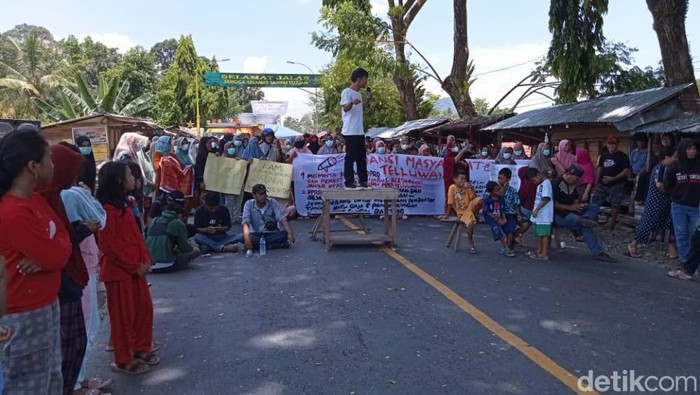 Warga Kecamatan Telluwanua, Palopo, Sulsel menggelar demo tutup jalan.