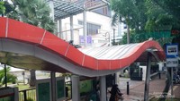 Penumpang bisa naik dan turun di halte bertanda City Tour