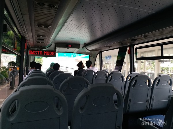 Bagian atas bus Jakarta Explorer