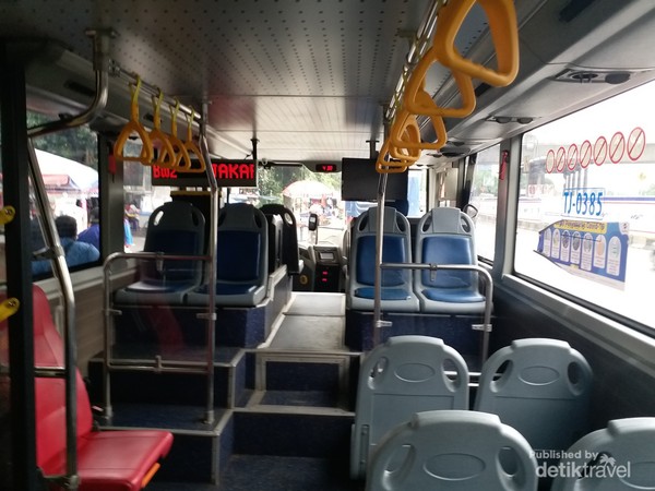 Bagian bawah bus Jakarta Explorer