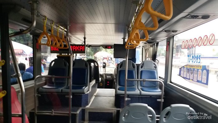 Bagian bawah bus Jakarta Explorer