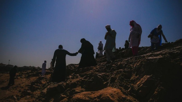 Ziara ke Jabal Uhud, Saksi Bisu Umat Muslim Kalahkan Kafir Quraisy Umat muslim berziarah di bukit Ar Ruhmah sekitar Jabal Uhud, Madinah, Arab Saudi, Minggu (23/10/2022). Jabal Uhud merupakan saksi bisu perang antara pasukan Islam yang dipimpin oleh Rasululloh SAW melawan kaum kafir Quraisy. Dalam perang tersebut 70 orang sahabat gugur sebagai syuhada termasuk paman Rasulullah, Hamzah bin Abdul Muthalib. ANTARA FOTO/Rivan Awal Lingga/foc.